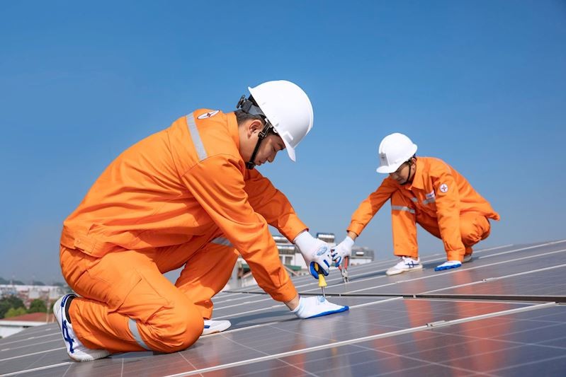 Điện mặt trời mái nhà là giải pháp giúp bổ sung nguồn điện ngay tại nơi tiêu thụ, đặc biệt trong các giờ cao điểm trong ngày